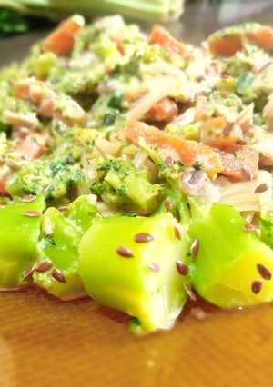 Una foto de Fideos con brócoli
