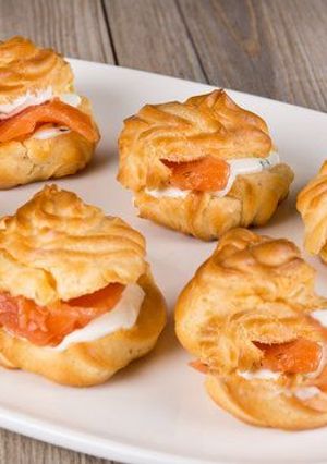 Фото Новогодняя закуска - профитроли с сыром и лососем.