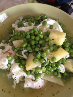 Una foto de Guisantes con patatas y huevos cocidos