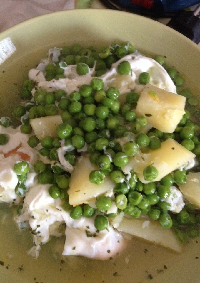 Una foto de Guisantes con patatas y huevos cocidos