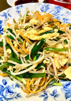 Hình của món Giá hẹ xào trứng món ăn cơm nhanh gọn.