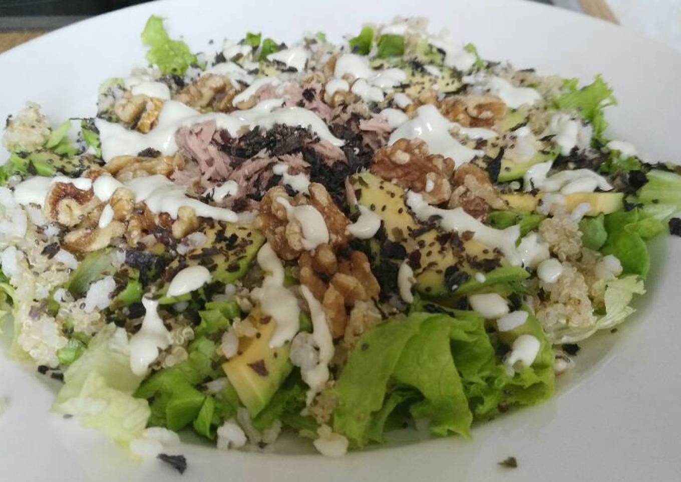 Ensalada de frutos y semillas con salsa de aguacate y lima