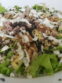 Una foto de Ensalada de frutos y semillas con salsa de aguacate y lima