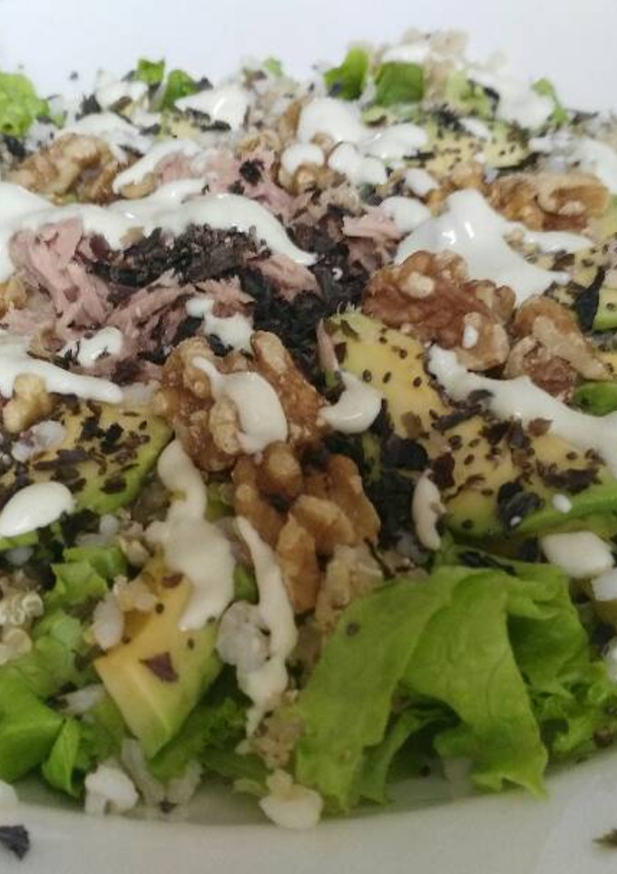 Una foto de Ensalada de frutos y semillas con salsa de aguacate y lima