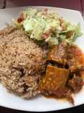 Arroz con coco, sobrebarriga guisada y ensalada