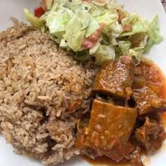 A picture of Arroz con coco, sobrebarriga guisada y ensalada.