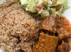 Una foto de Arroz con coco, sobrebarriga guisada y ensalada