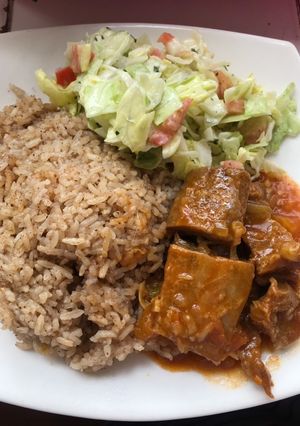Una foto de Arroz con coco, sobrebarriga guisada y ensalada