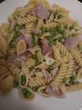 Fusilli with ham, cheese and peas