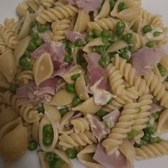 A picture of Fusilli with ham, cheese and peas.