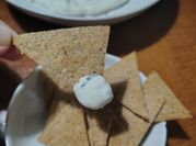 Una foto de dip de queso crema