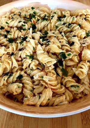 Una foto de Macarrones deliciosos, muy ricos con salsa mixta