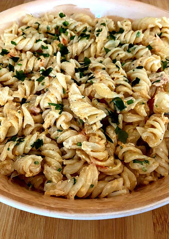 Una foto de Macarrones deliciosos, muy ricos con salsa mixta