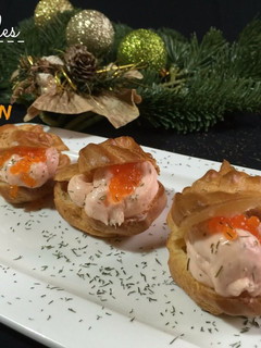 Una foto de Profiteroles con crema de salmón