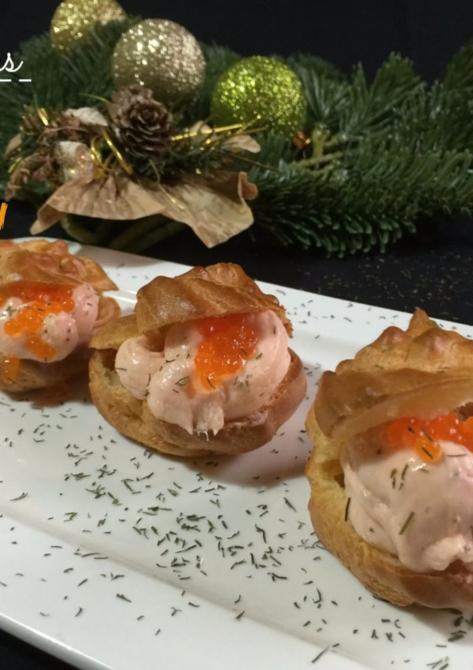 Una foto de Profiteroles con crema de salmón