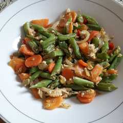 A picture of Tumis buncis wortel orak arik telur.