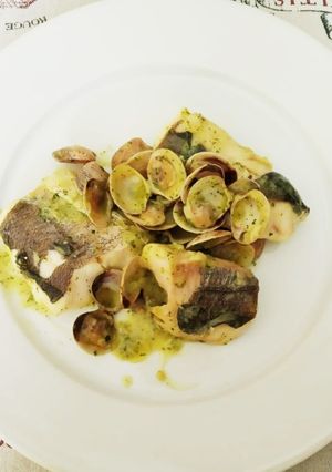 Una foto de Merluza en salsa verde con su piel