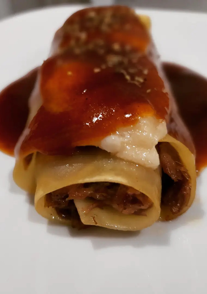 Una foto de Pasta enrollada de carrilleras y foie al Pedro Ximenez