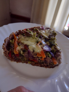 Una foto de Tarta de verduras y carne cortada a cuchillo saludable!