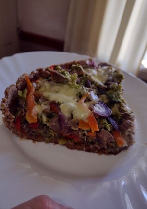 Una foto de Tarta de verduras y carne cortada a cuchillo saludable!