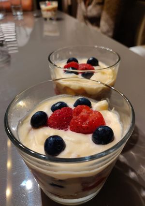 Une photo de Verrines mascarpone fraises-myrtilles