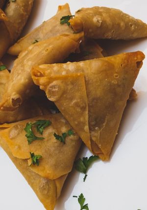 A picture of Chicken samosa.