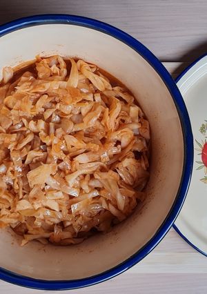 Una foto de Ensalada templada de col al pimentón con ajos fritos 🧄