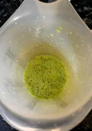 Una foto de Salsa de ajo y perejil con vino blanco
