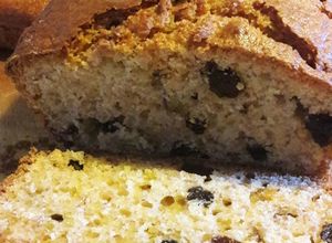 Una foto de Pan integral con nueces, manzana y pasas de uva