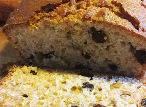 Una foto de Pan integral con nueces, manzana y pasas de uva