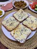 خبز التوست باللبنة والجبن
