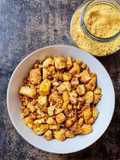 Tofu al horno marinado con salsa de mostaza en polvo
