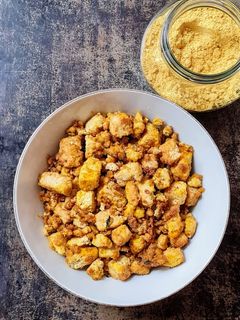 Una foto de Tofu al horno marinado con salsa de mostaza en polvo