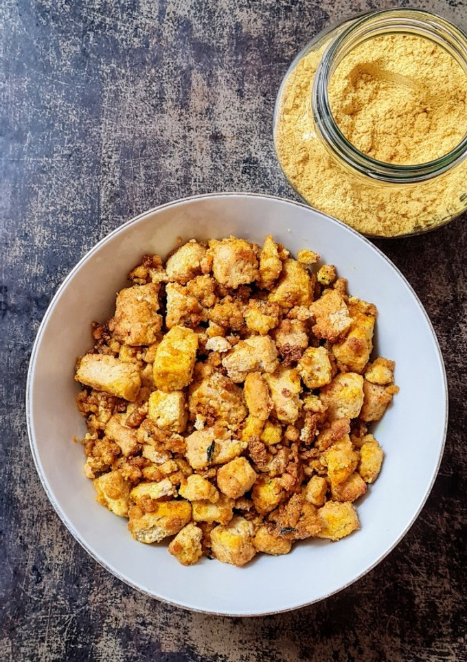 Una foto de Tofu al horno marinado con salsa de mostaza en polvo