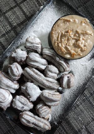 Foto resep Churros Rasa Taro w/ Tiramisu Sauce