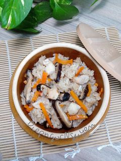 Hình của món Cơm thập cẩm nấu bằng nồi cơm điện.