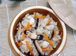 Hình của món Cơm thập cẩm nấu bằng nồi cơm điện.