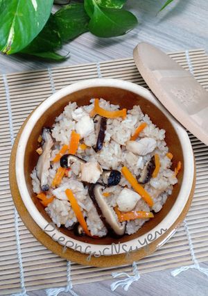 Hình của món Cơm thập cẩm nấu bằng nồi cơm điện.