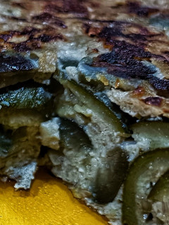 Una foto de Tortilla de berenjenas, calabacín y cebolla