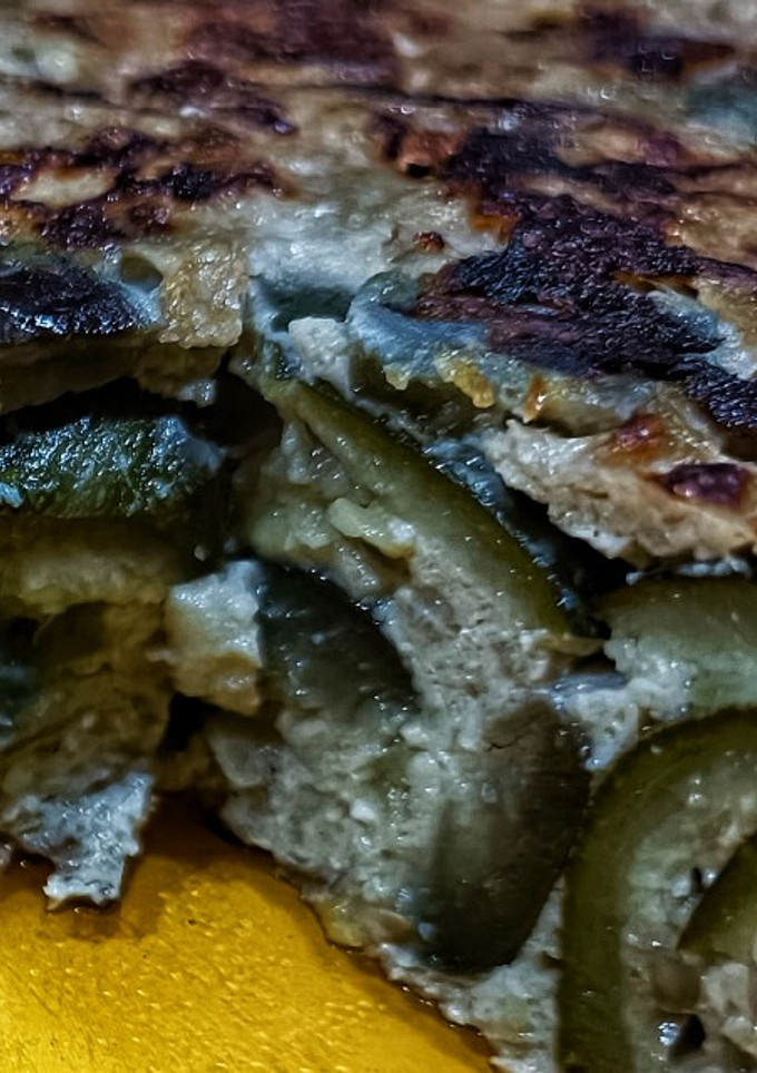 Una foto de Tortilla de berenjenas, calabacín y cebolla