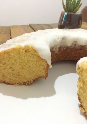 Una foto de Torta de Zanahoria con glaseado de limón 🥕🍋
