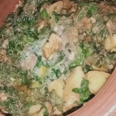 A picture of Chicken aloo palak.
