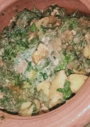 A picture of Chicken aloo palak.