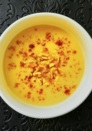 Fehércsokis körtekrémleves pirított dió morzsával recept fotója