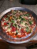 Pizza de pepperoni con setas y cebollines en masa de harina de almendras