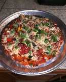 Pizza de pepperoni con setas y cebollines en masa de harina de almendras