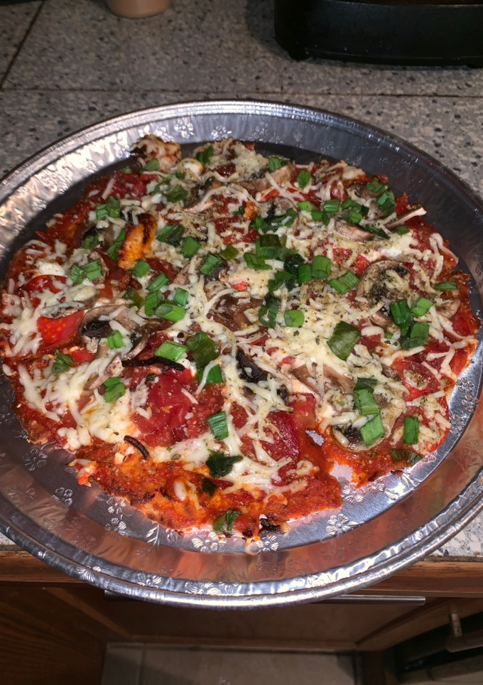 Una foto de Pizza de pepperoni con setas y cebollines en masa de harina de almendras