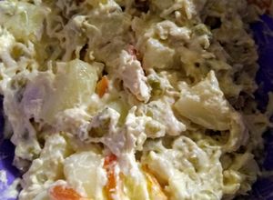 Una foto de Ensalada con pollo desmenuzado