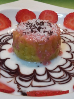Una foto de Mango con fresas y yogurt