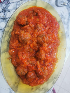 Una foto de Albóndigas en salsa de tomate con bacon 🍅